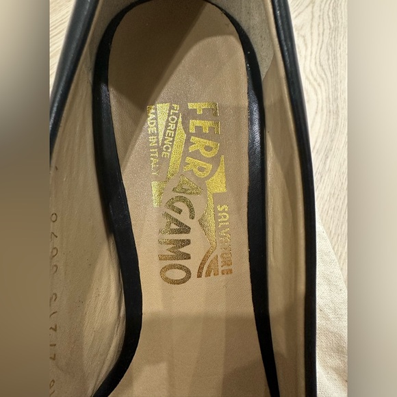 Black leather gold bow buckle Salvatore Ferregamo heels. Size 7 - Picture 3 of 6